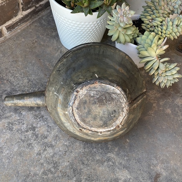 Vintage metal Watering Can with handle Natural Patina Or put a plant in it! - Picture 4 of 4